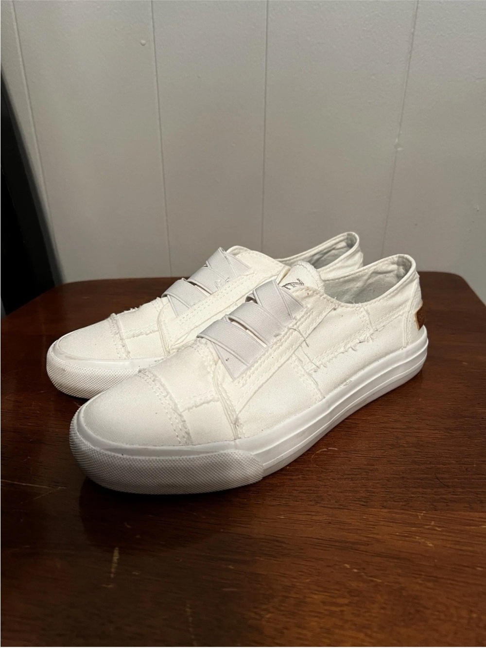 Blowfish Malibu Distressed Fringe White Womens 6.5 Slip On Sneakers Casual
